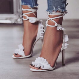 Białe wiązane sandały na szpilce