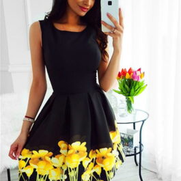 Czarna sukienka z kwiatowym nadrukiem