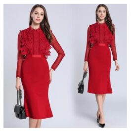 Czerwona sukienka zdobiona koronką