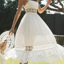 Delikatna biała sukienka z koronką