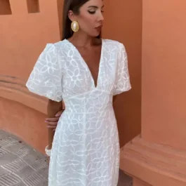 Biała sukienka z dekoltem w szpic
