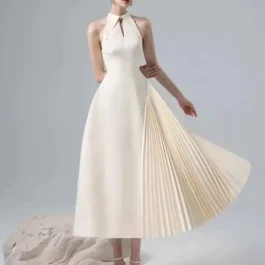 Elegancka beżowa sukienka z plisowaną jedną stroną