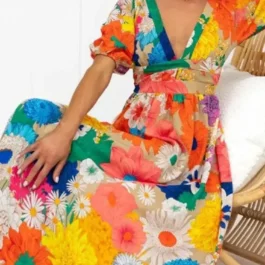 Kolorowa letnia sukienka z dekoltem w serek
