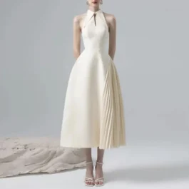 Elegancka beżowa sukienka z plisowaną jedną stroną