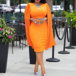 Pomarańczowa sukienka plisowany rozcinany rękaw