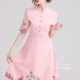 Różowa sukienka z haftowaną aplikacją