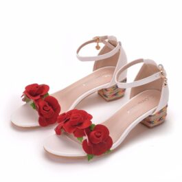 Sandały z kwiatami