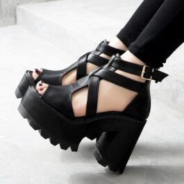 Czarne platformy sandały