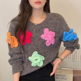 Słodki sweterek z naszywanymi kwiatkami