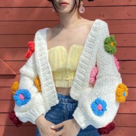 Luźny sweter z kwiatami