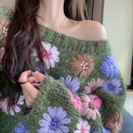 Sweter z wyszywanymi kwiatami